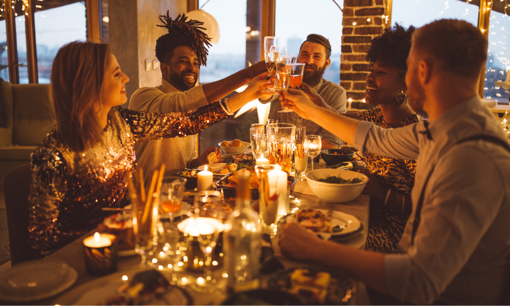 Comment animer un dîner entre amis avec une touche vintage ?