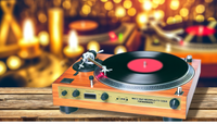 Platine vinyle vintage en bois posée sur une table, avec un vinyle en cours de lecture.