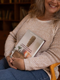 femme heureuse tenant un livre